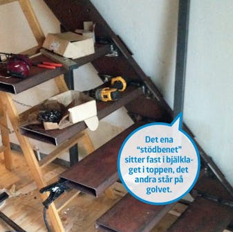 Svävande trappa: Ett “stödben” av fyrkantsrör Svävande trappa: Ett “stödben” av fyrkantsrör